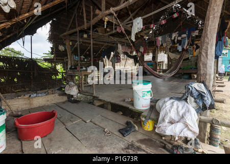 À l'intérieur d'une maison familiale sur la rivière Pacaya, haut bassin du fleuve Amazone, Loreto, Pérou Banque D'Images