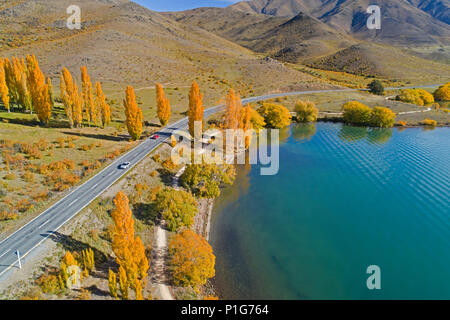 L'autoroute et les Alpes 2 Cycle de l'océan, le sentier et le lac Benmore, Waitaki Valley, North Otago, île du Sud, Nouvelle-Zélande - Antenne de drone Banque D'Images