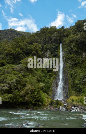 Thunder Creek Falls & Haast River, Haast Pass, Mt aspirant National Park, West Coast, South Island, New Zealand Banque D'Images