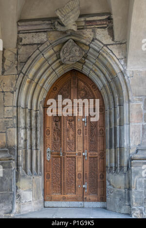 Les portes latérales de la cathédrale de st. Vitus à Prague Banque D'Images