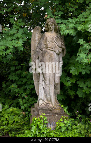 Allemagne, statue d'un ange au cimetière du sud à Duesseldorf. Deutschland, Engel auf dem Suedfriedhof à Duesseldorf. Banque D'Images