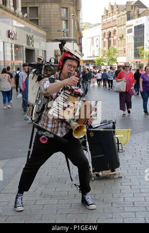 Un jeune musicien de la rue sur une rue du centre-ville avec son drôle et divertissant 'One Man Band' Show à Liverpool, Angleterre, Royaume-Uni Banque D'Images