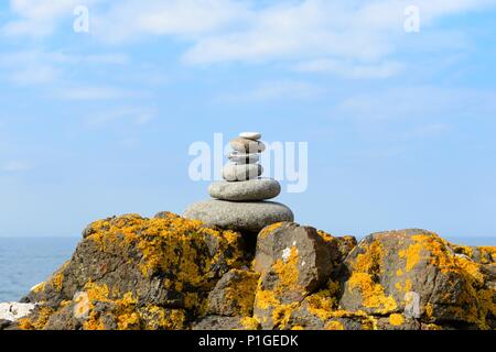 Empilage de pierre art sur la rive rocheuse de Skye, Hébrides intérieures, Ecosse, Royaume-Uni Banque D'Images