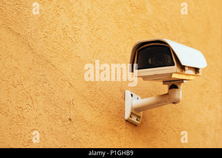 Caméra de surveillance sur wall with copy space Banque D'Images