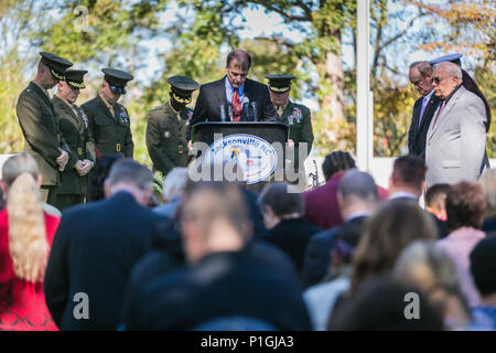 Le révérend Steve Smith, le pasteur principal à la Trinity United Methodist Church, fournit l'invocation à la 33e cérémonie de célébration commémorative de Beyrouth en face de la Memorial dans le Beyrouth Lejeune Memorial Gardens sur Marine Corps Base Camp Lejeune, N.C. Le 23 octobre dernier. La cérémonie spéciale a rendu hommage aux membres survivants de tombé et qui a servi au Liban de 1958 à 1984 et à la Grenade. Le major-général W. Lee Miller, Jr., l'II Marine Expeditionary Force commandant général, a prononcé l'adresse memorial de Beyrouth. (U.S. Marine Corps photo de la FPC. Juan Madrigal/libérés) Banque D'Images