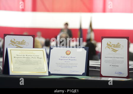 161027-N-UG232-095 NAVAL BASE VENTURA COMTÉ Point Mugu, Californie - les certificats en provenance des États-Unis et de la Californie, du Sénat et de la Chambre des représentants des États-Unis sur l'affichage à la Naval Air Warfare Center de la Division armes la cérémonie de ce commemmorating 70 ans d'essais de missiles à Point Mugu sur la base navale de Ventura County Board Point Mugu, Californie NAWCWD, qui possède des installations en Chine et le lac Point Mugu, Californie, exécute l'ensemble du spectre des systèmes de guerre des armes et la recherche, le développement, l'acquisition, l'essai et d'évaluation et est un chef de file en offrant des solutions novatrices et intégrées, pour des effets de combat dominant notre nav Banque D'Images