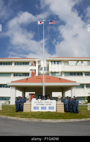 Le commandant-chef de l'hôpital naval des États-Unis d'Okinawa rencontre de hauts fonctionnaires de la Force d'autodéfense maritime japonaise, y compris des représentants du quartier général de la Fleet Air Wing Five, du Fleet Air Patrol Squadron 5 et du Fleet maintenance Supply Squadron Five. La visite met en lumière la coordination et la coopération en matière de soutien médical, d’opérations hospitalières navales et d’initiatives maritimes conjointes entre les États-Unis et le Japon. Okinawa est un lieu stratégique pour la formation régionale, la logistique et la préparation opérationnelle dans la région Indo-Asie-Pacifique. Banque D'Images