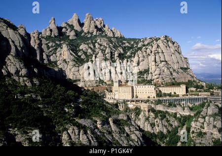 Bages : Montserrat, vista de monasterio y montaña desde un camino ermita de Sant Miquel. Banque D'Images