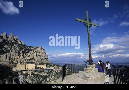 Bages : Montserrat, vista de monasterio y montaña desde un camino ermita de Sant Miquel (cruz). Banque D'Images