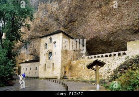 Espagne - ARAGON - Jacetania (district) - HUESCA. Monasterio de San Juan de la Peña  + claustro descubierto (románico). Banque D'Images