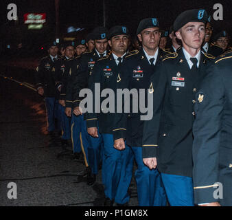 BARSTOW, Californie, le 11 Régiment de cavalerie blindée Troopers marcher en formation au cours de la Barstow Club Kiwanis 82e Conférence annuelle de la parade du Mardi Gras, le 29 octobre 2016. Le Régiment de Blackhorse a fourni le personnel et l'équipement afin de mettre en valeur le Centre national de formation, le régiment et l'armée américaine. (U.S. Photo de l'armée par le Sgt. David Edge, 11e) de l'ACR Banque D'Images