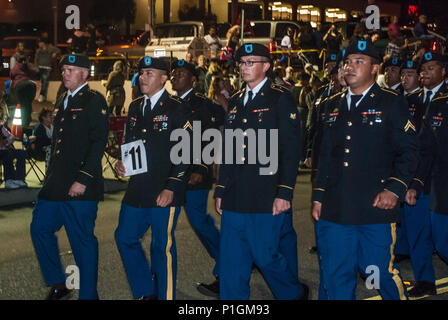 BARSTOW, Californie, le 11 Régiment de cavalerie blindée Troopers mars dans le Barstow Club Kiwanis 82e Conférence annuelle de la parade du Mardi Gras, le 29 octobre 2016. Le Régiment de Blackhorse a fourni le personnel et l'équipement afin de mettre en valeur le Centre national de formation, le régiment et l'armée américaine. (U.S. Photo de l'armée par le Sgt. David Edge, 11e) de l'ACR Banque D'Images