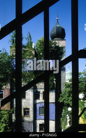 L'Autriche. - Hundertwasser Haus (Casa Diseñada por el arquitecto Hundertwasser) ; patio interior y terrazas arboladas desde escaleras. Banque D'Images