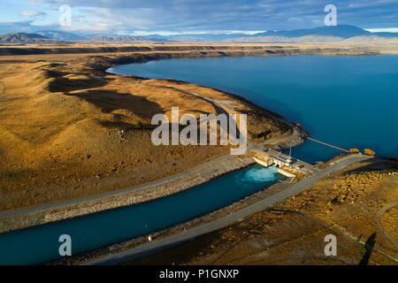 Lac Ohau, et une sortie de canal Ohau, près de Twizel, Mackenzie Country, Canterbury, île du Sud, Nouvelle-Zélande - Antenne de drone Banque D'Images