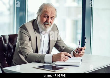 Vue côté gros plan portrait de senior beau talentueux patron en costume élégant Banque D'Images