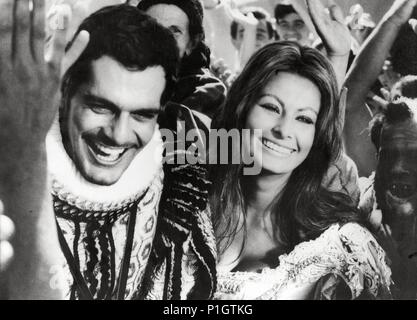 Film Original Title : C'era una volta.. .. Titre en anglais : PLUS D'UN MIRACLE. Directeur de film : Francesco Rosi. Année : 1967. Stars : SOPHIA LOREN, Omar Sharif. Credit : CINECITTA / Album Banque D'Images