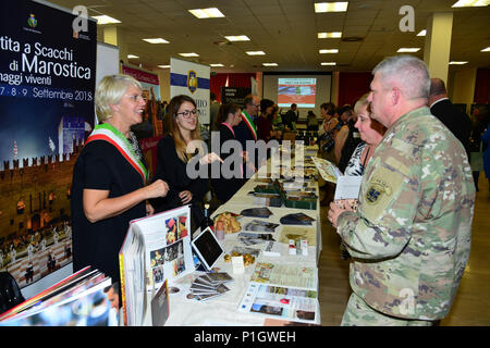 Le brig. Le général Kenneth Moore, commandant adjoint de l'Afrique de l'armée américaine, et sa femme rencontrer Marica Dalla Valle, le maire de Marostica, et Giulia Rossi, pendant la huitième assemblée annuelle Rencontrez les maires événement au Golden Lion Conference Centre sur Caserma Ederle, Vicenza, Italie. L'événement est une foire informelle qui héberge les maires, membres du conseil, et des représentants de la culture et du Tourisme des Cantons de l'italien dans les provinces de Padoue et Vicence. 27 octobre, 2016. (U.S. Photo de l'armée par Visual Spécialiste de l'information Antonio Bedin/libérés) Banque D'Images