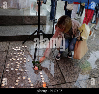 Une femme a déposé une rose rose à côté du plateau s'allume en souvenir de Susanna F. autour de 300 personnes ont suivi l'appel des syndicats locaux et des églises à une veillée dans le centre-ville de Mayence, à se souvenir de l'adolescent tué Suanna F., malgré la forte pluie. Ils ont posé des bougies en souvenir de la victime. L'aile droite 'Kandel ist uberall' (Kandel est partout) mouvement organisé un rassemblement sous le prétexte de l'assassinat en même temps à proximité. Il a été suivi par une poignée de militants d'extrême droite et contesté par environ 100 manifestants compteur. (Photo de Michael Debets/Pacific Press) Banque D'Images