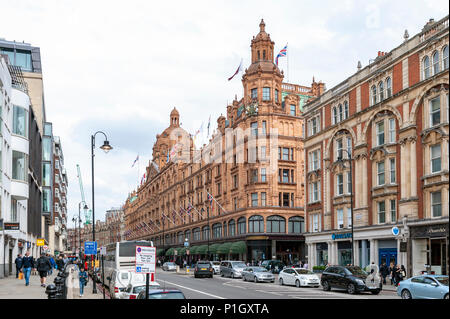 Harrods, le luxueux grand magasin situé sur Brompton Road à Knightsbridge, Londres, Angleterre, Royaume-Uni Banque D'Images