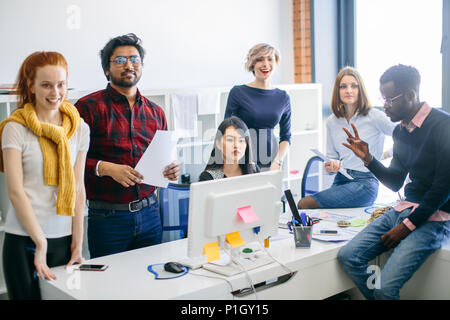 Happy mixed race professionnel personnel dans le bureau loft Banque D'Images