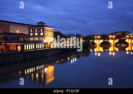 Espagne - LA RIOJA - RIOJA Media (district) - Logrono. Logroño ; casa de las Ciencias (antiguo matadero) junto al Rio Ebro ; un derecha el puente de Piedra. Banque D'Images