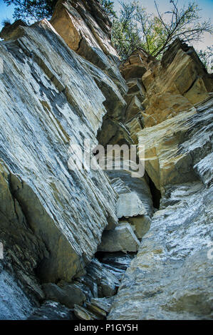 Rock face transparente sur un sentier de randonnée en montagne en Suisse. Close up Détail montrant des couleurs, de motifs et de stries dans la roche métamorphique. Banque D'Images