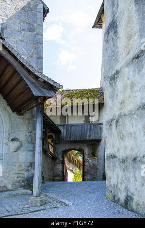 Cour intérieure, Gruyeres Castle (château de Gruyères) montrant le bois vieux remparts et remparts avec des meurtrières Banque D'Images