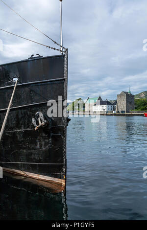 Ancien combattant, ancien navire côtier Stord je de Bergen, Norvège. Haakons Hall, Bergenhus et Rosenkrantz Tower en arrière-plan Banque D'Images