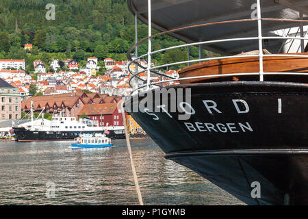 Ancien combattant, ancien navire côtier Stord je de Bergen, Norvège. Ancien navire à passagers Bruvik et le port ferry Vaagen en arrière-plan. Banque D'Images