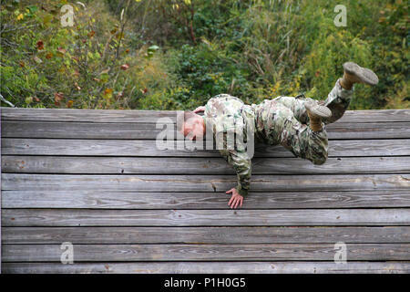 Le Sgt. 1re classe Andrew Dickson se déplace dans la confiance en soi au cours de la Garde nationale du Kentucky's Best Warrior à la concurrence Wendell H. Ford Centre de formation régional à Greenville, Ky. 27 octobre, 2016. La confiance en soi a suivi le test de condition physique de l'armée pour les concurrents sur la première d'un événement de trois jours. (U.S. Photo de la Garde nationale par le sergent. Raymond Scott) Banque D'Images