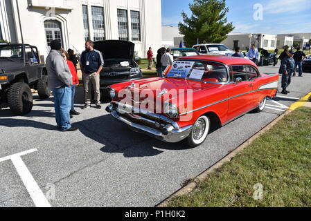 Une 1957 Chevrolet Bel Air appartenant à ingénieur sécurité Thomas Martino (code 1024) était la plus ancienne voiture sur l'affichage à la Naval Surface Warfare Center, Carderock Division, Groupe de ressources de l'employé d'Anciens Combattants car show, qui faisait partie de la campagne fédérale combinée 2016 kick-off event hayon 26 octobre 2016, à l'Ouest (Bethesda, MD, États-Unis Photo de la marine par Harry Friedman/libérés) Banque D'Images