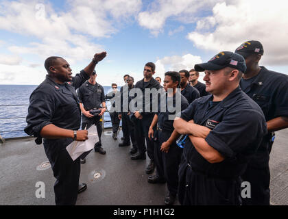 161020-N-LR795-017 OCÉAN PACIFIQUE (oct. 20, 2016) Maître de 1re classe Donte Tidwell, de Cleveland (Ohio), décrit les procédures de sauvetage de marins pendant un exercice d'abandon du navire sur le quai de transport amphibie USS Somerset (LPD 25). Le Somerset est sur son premier déploiement en tant que partie de l'île de Makin groupe amphibie, avec la 11e unité expéditionnaire maritime entrepris à l'appui de la stratégie maritime de la Marine américaine dans la zone de responsabilité de la flotte de 3ème. (U.S. Photo de la marine par le maître de 3e classe Amanda Chavez) Banque D'Images