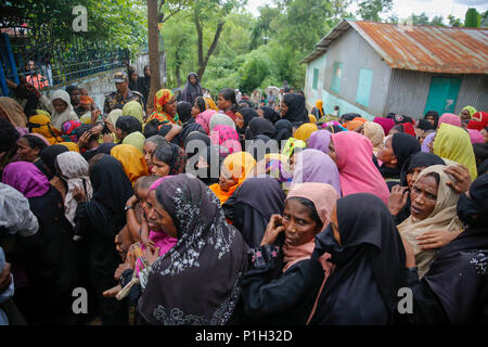 Réfugiés rohingyas attendre pour l'enregistrement biométrique au camp de réfugiés de Kutupalong à Ukhia à Cox's Bazar, Bangladesh Banque D'Images