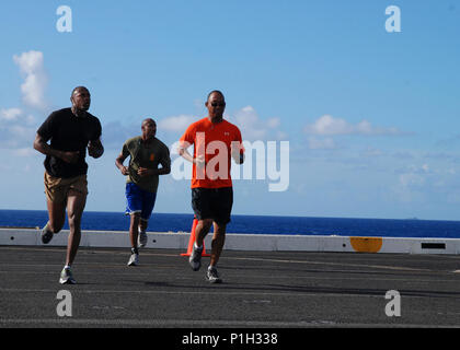 'Purple Foxes' tenir Landaker 5k sur le USS Green Bay 120930-N-BB534-139. Banque D'Images