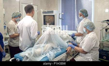 L'exécution de l'équipe médicale de l'endoscopie gastro-patient in hospital Banque D'Images