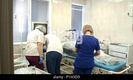 Au cours d'équipe à gastroendoscopy patient in hospital Banque D'Images