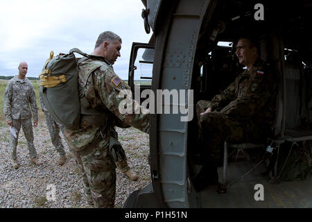 Le Sgt commande. Grands Wojciech Labuz (gauche), s'enrôle chef de 6e Bataillon de soutien de l'information militaire, 4e Groupe de soutien de l'information militaire, parle avec l'Adjudant-chef 4 Jan Wenda (à droite) avant d'exécuter une opération aéroportée d'un UH-60 Blackhawk, le 6 octobre 2016. Wenda, l'enrôle chef de l'armée polonaise polonais du groupe central des opérations psychologiques, a passé le mois d'octobre l'observation Labuz d'apprendre le fonctionnement quotidien d'un bataillon PSYOP américains, l'importance que l'armée américaine met sur le corps des officiers, sous-officiers et d'appliquer ces leçons le Banque D'Images