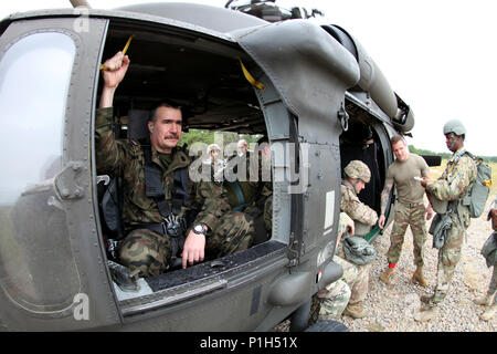 L'Adjudant-chef 4 Jan Wenda, enrôlé chef de l'armée polonaise d'opérations psychologiques, Groupe central s'apprête à observer une opération aéroportée depuis le siège du canonnier d'un UH-60 Blackhawk, le 6 octobre 2016. Wenda a passé le mois d'octobre de la commande de l'observation Le Sgt. Grands Wojciech Labuz, premier chef du 6e enrôlé Bataillon de soutien de l'information militaire, 4e Groupe de soutien de l'information militaire, d'apprendre le fonctionnement quotidien d'un bataillon PSYOP américains, l'importance que l'armée américaine met sur le corps des officiers, sous-officiers et d'appliquer les leçons tirées de sa propre unité. Banque D'Images