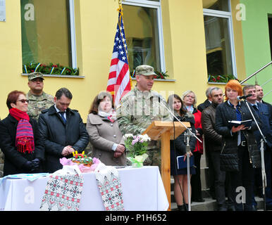 L'viv, Ukraine- Le Colonel Nick Ducich, commandant de l'entraînement multinational Group donne un discours à l'école récemment rénové dans Starychi, près du centre de sécurité et de maintien de la paix internationale, Octobre 27. L'ambassade américaine de coopération en matière de défense a organisé une cérémonie pour marquer l'achèvement d'un projet d'aide humanitaire aux 300 000 $ qui a été financé par l'European Command.C'est l'une des nombreuses réalisations Ducich obtenus au cours de ses 14 mois à l'IPSC. La 45e Brigade d'infanterie, l'équipe de combat hors de Washington, va reprendre l'entraînement en janvier. JMTG-U a pour objectif premier d' Banque D'Images