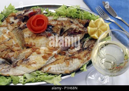 Santander ; restaurant 'Las Olas' (Playa de La Maruca) ; parrillada de pescado. Banque D'Images