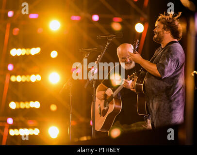 161022-N-GI544-505 PEARL HARBOR (oct. 22, 2016) "KG" Kyle Gass, gauche, et Jack Black, de Tenacious D, effectuer une loi sur la musique pendant le tournage de "Rock the Troops" at Joint Base Harbor-Hickam Pearl. Hébergé par Dwayne "The Rock" Johnson, "Rock the Troops" fourni gratuitement de la musique et des loisirs pour les militaires et leurs familles. (U.S. Photo de la marine du Maître de 2e classe Laurie Dexter/libérés) Banque D'Images