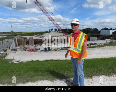 Herbert Hoover digue gestionnaire de programme de réadaptation Mike Rogalski arrête un question tout en observant le travail à l'emploi 12 ponceaux site près de Pahokee. L'Army Corps of Engineers des États-Unis est le remplacement de plus de deux douzaines de structures de contrôle de l'eau, communément appelé "ponceaux" afin de réduire les risques d'échec de la 143-mile digue en terre qui entoure le lac Okeechobee en Floride du sud. Banque D'Images