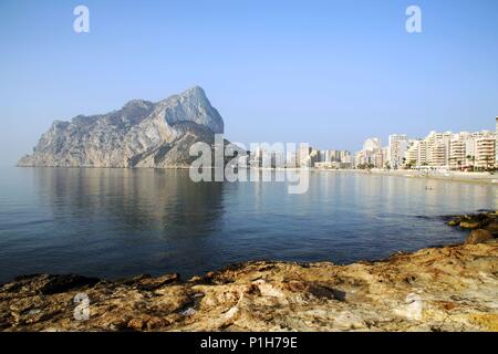 Espagne - région autonome de Valence - Marina Alta (Ville) - Alicante. Calpe / Calp ; Playa de Levante o de la Fossa y Peñon de Ifach. Banque D'Images