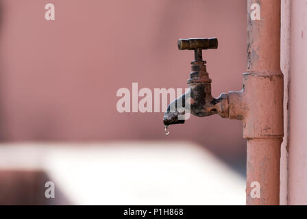 L'écoulement d'eau à partir d'un vieux robinet Banque D'Images