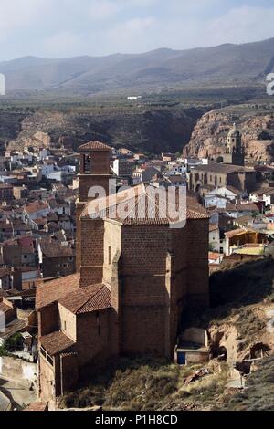 Espagne - LA RIOJA - RIOJA Baja (district). Arnedo ; vista de pueblo ; Eglise de Santa Eulalia (1er plano) e Iglesia de San Cosme y San Damián al fondo (Valle de Cidacos). Banque D'Images