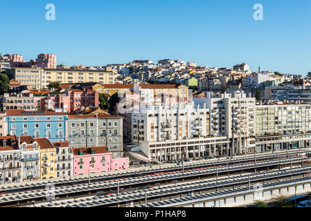 Lisbonne, Portugal - le 19 mai 2017 : Lisbon cityscape with Santa Apolonia gare ferroviaire au premier plan sous un ciel bleu clair. Vue sur la ville de cruise Banque D'Images