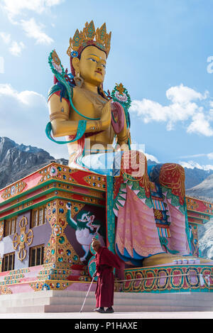 Grande statue du Bouddha Maitréya avec lama bouddhiste au monastère de Diskit marche prier, la vallée de Nubra. Leh Ladakh, Inde. Banque D'Images