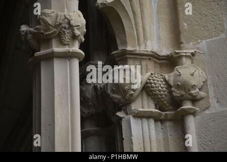 Espagne - Tafalla (district) - NAVARRA. Monasterio de la Oliva, claustro gótico (arquitectura cisterciense) ; detalle con motivos vinícolas / vides en los capiteles. Banque D'Images