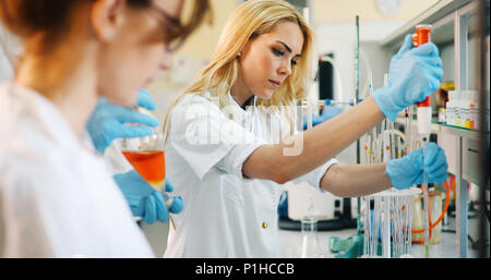 De jeunes étudiants de chimie de laboratoire de travail Banque D'Images