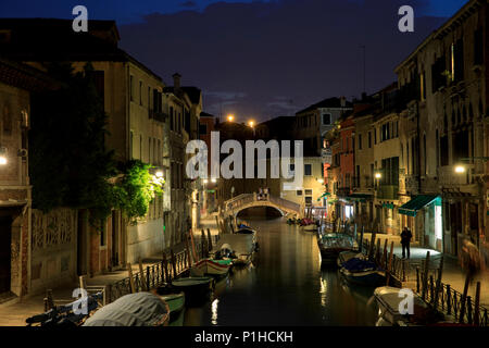 Vers le bas à la Fondamenta del Gaffaro vers Ponte del Gafaro à Venise, Italie Banque D'Images